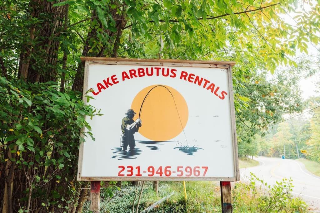 Arbutus Lake 3 Bedroom Cottage Traverse City Extérieur photo